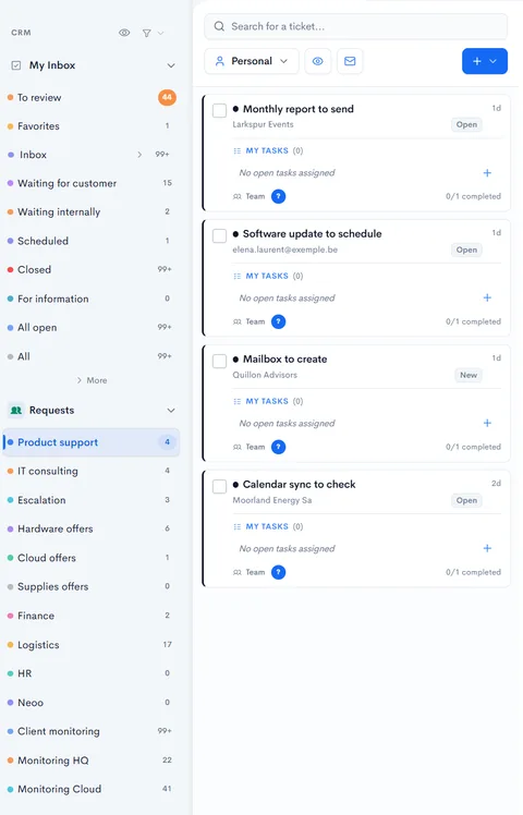 Boîte de réception dans Neoo : vues personnelles, files d’équipe avec leur nombre de demandes et cartes de tickets avec leur client, leur statut et leurs tâches.